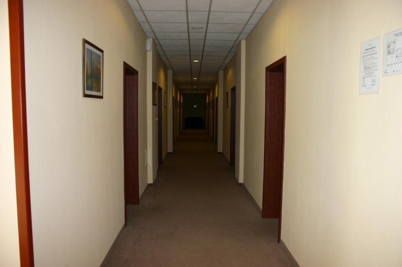 Hotel Jelen Hlohovec Exterior foto