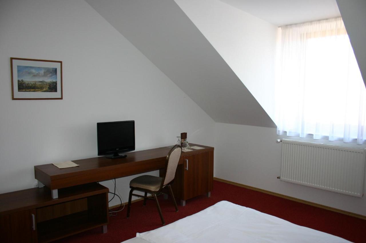 Hotel Jelen Hlohovec Quarto foto